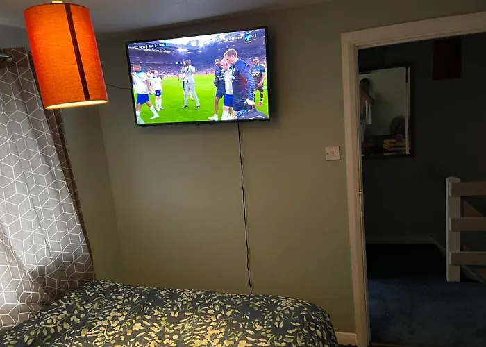 1 Bedroom In 3Bed House