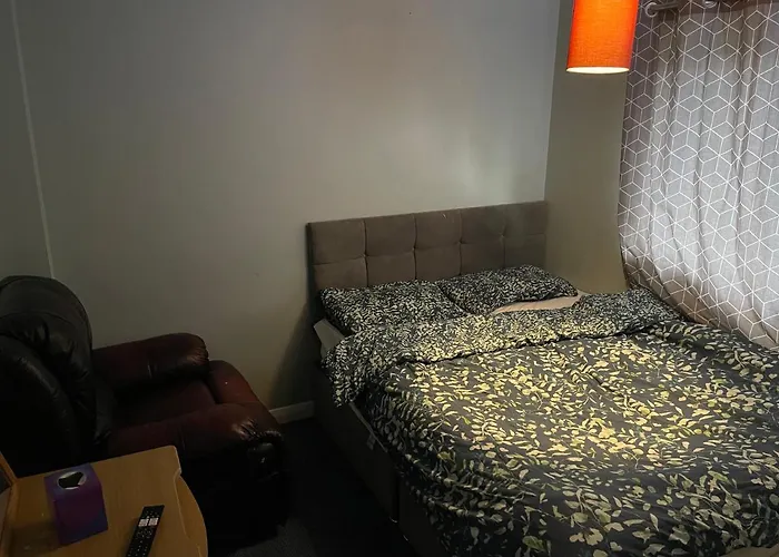 1 Bedroom In 3Bed House