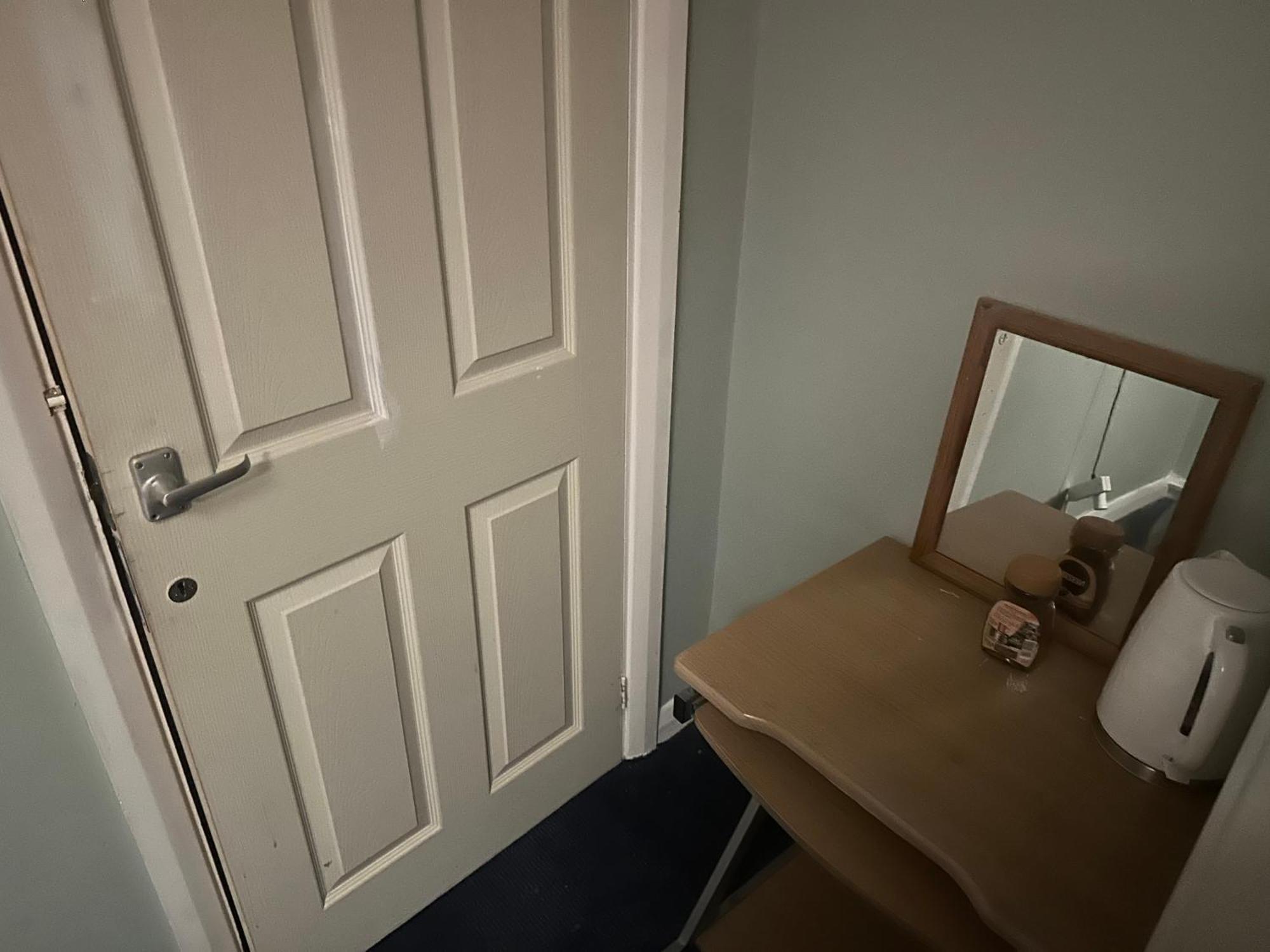 1 Bedroom In 3bed House *