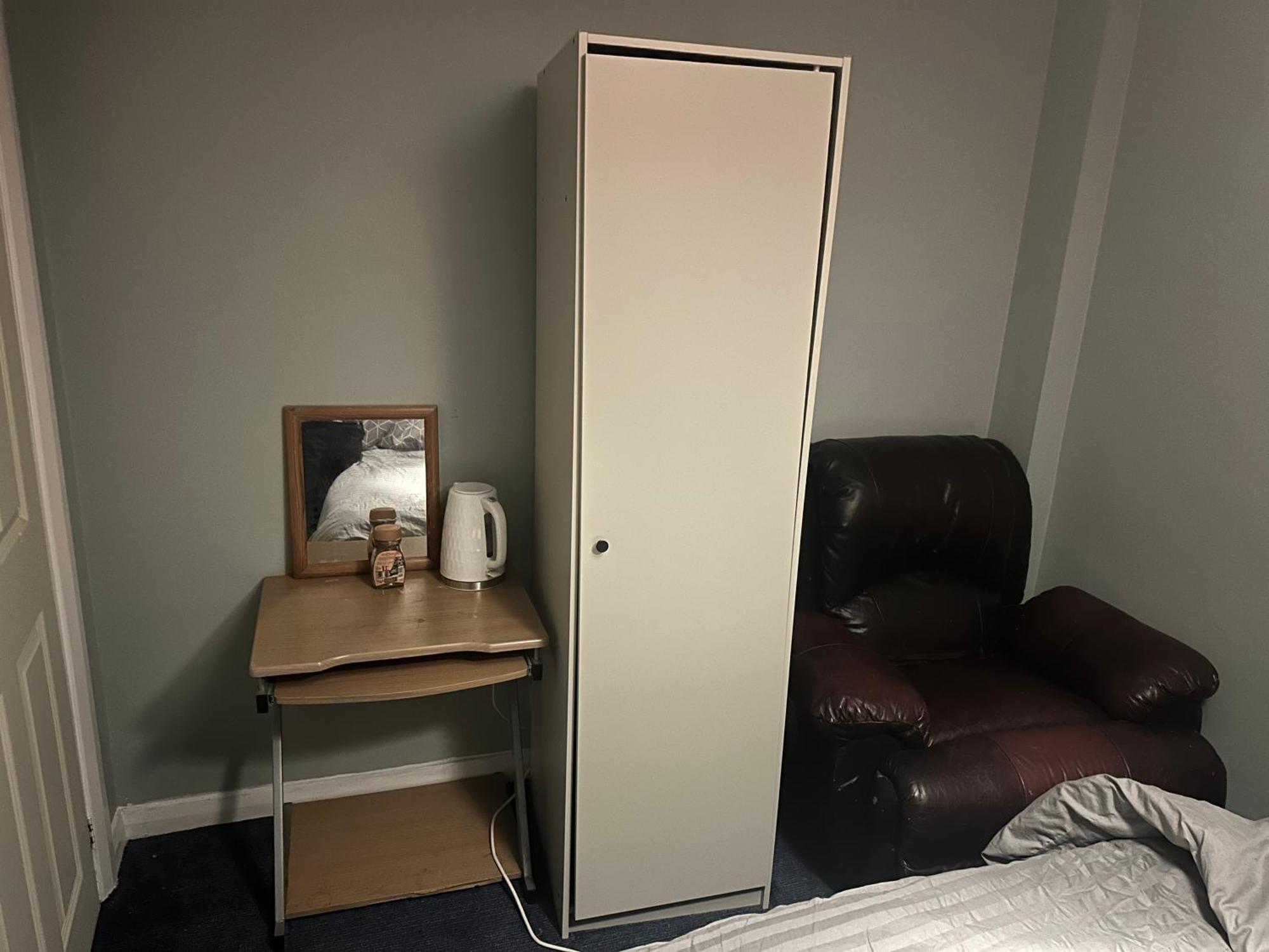 1 Bedroom In 3bed House