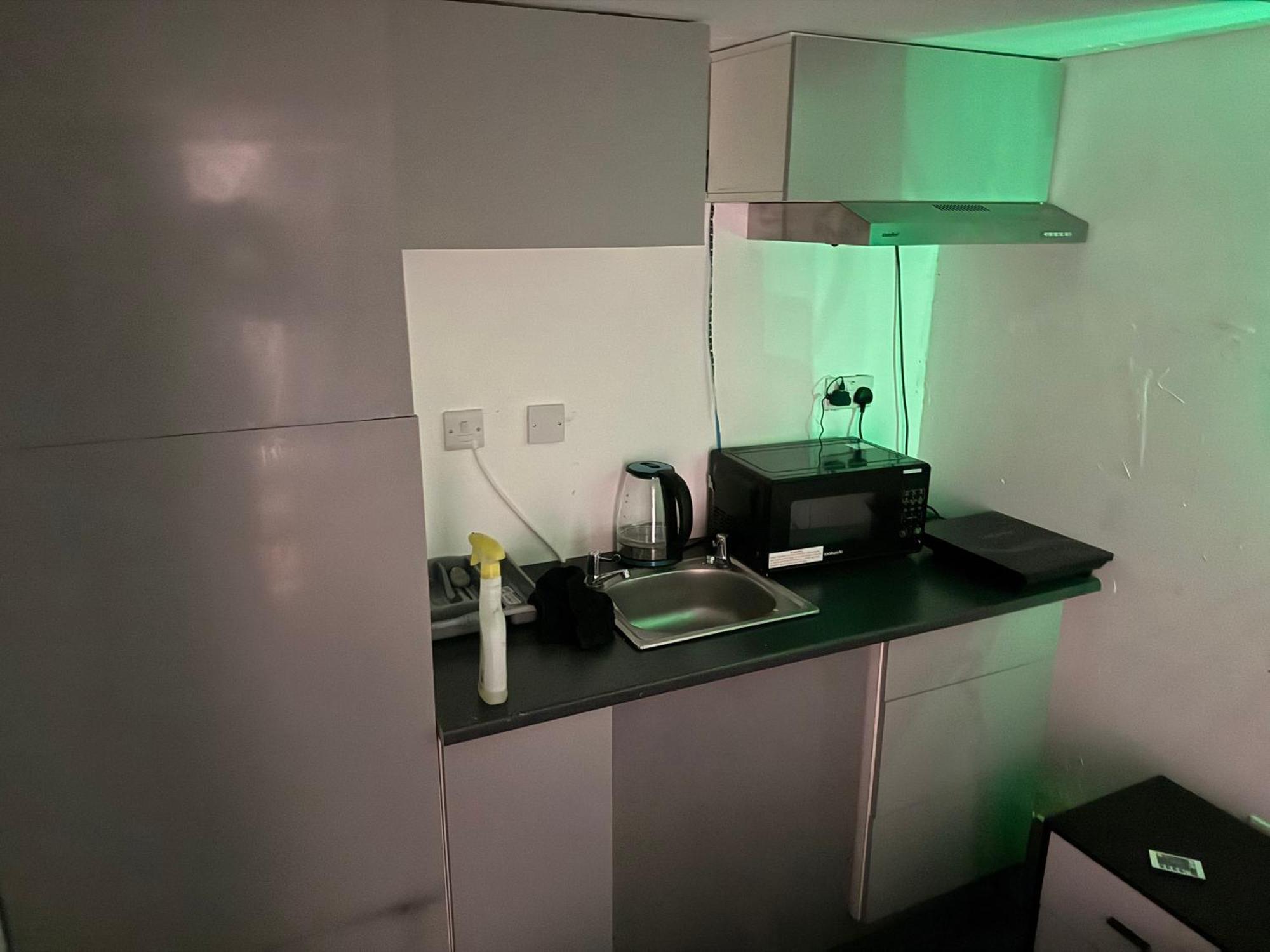 1 Bedroom In 3bed House *